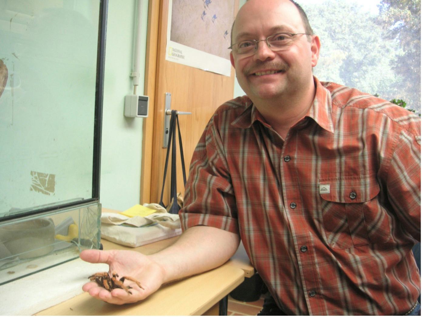 Autor Burkhard Ciupka-Schön mit einer Spinne auf der Hand.