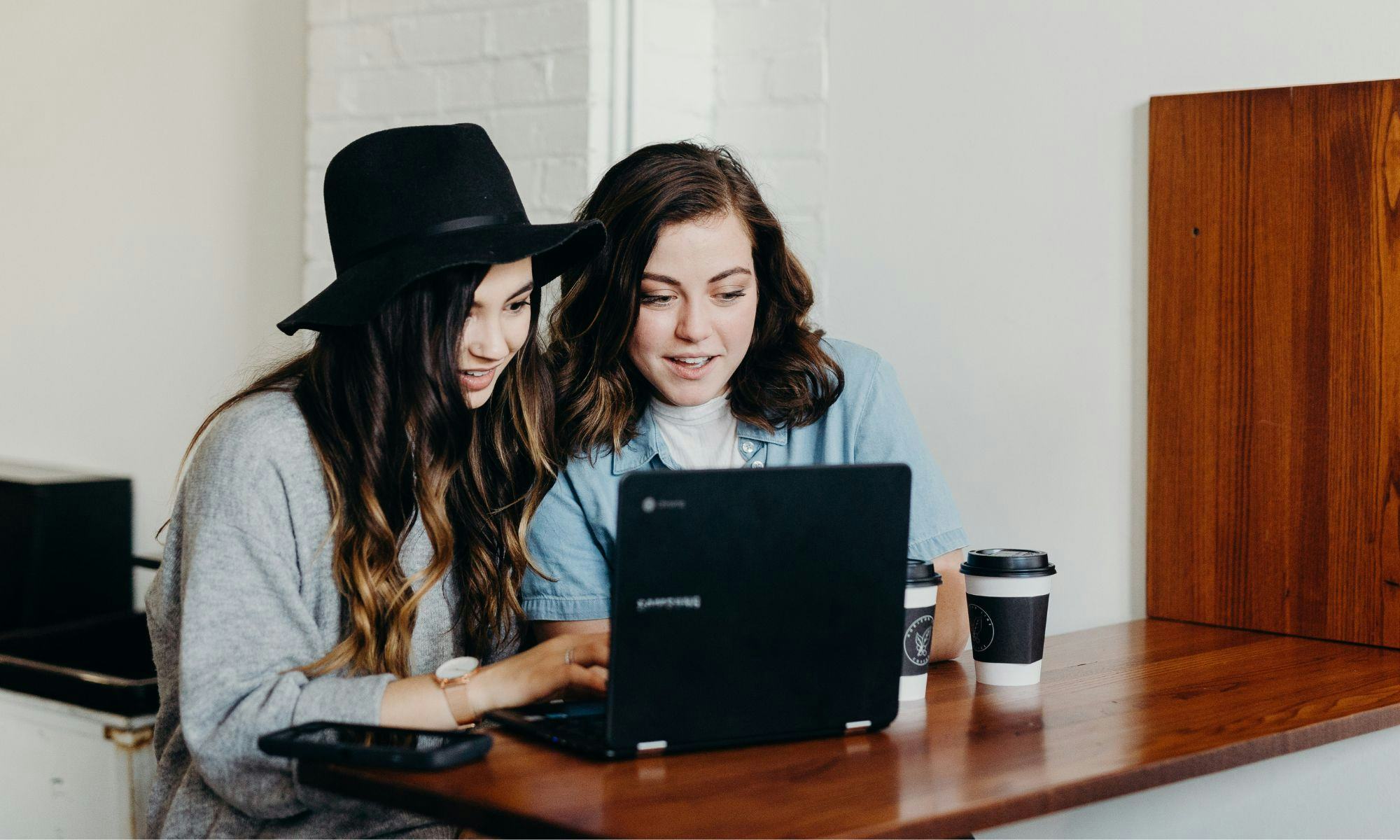 Zwei Frauen vor einem Laptop.